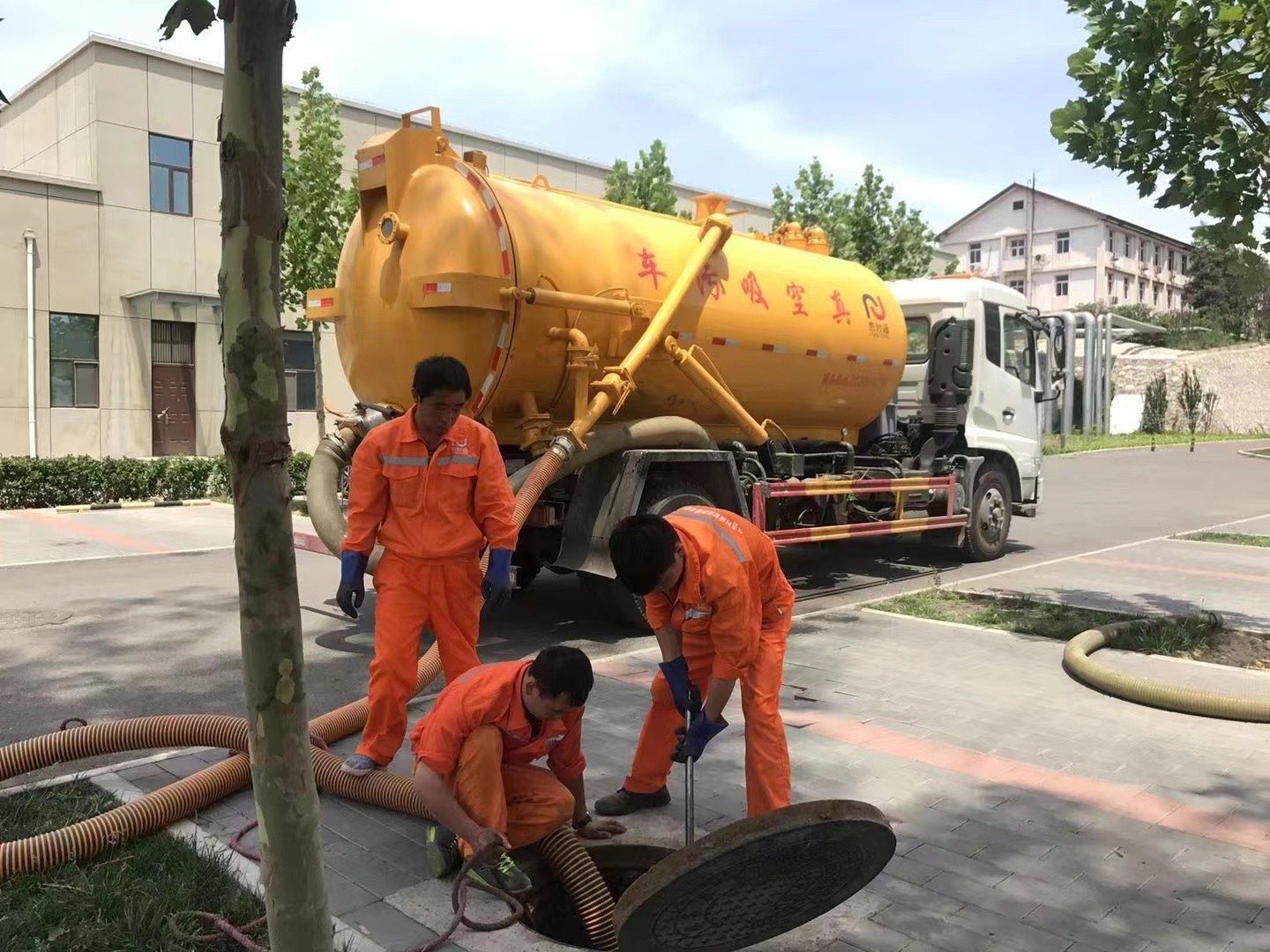 干驿镇化粪池清理与5-8吨吸粪车施工效率分析